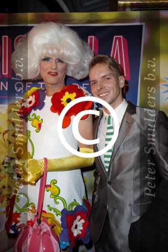 Amsterdam 11 november 2015
Premiere queen of the dessert met oa Jason Donovan Simon Greete Adam Bailey en Philip Childs in carre. Dolly met vriend