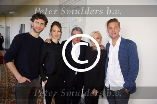 Amsterdam 3 november 2015
Perspresentatie en 10 jarig bestaan Max tv op paleis soestdijk.
David Lucieer, Markoesa Hamer, Edwin de Vries, Monique van de Ven en Jelle de Jong