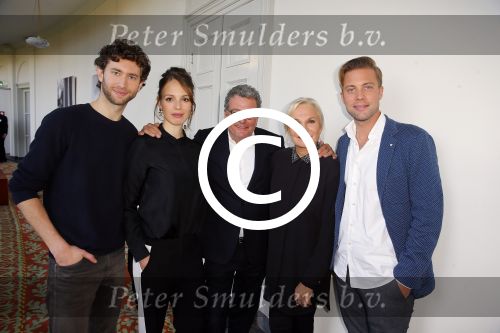 Amsterdam 3 november 2015
Perspresentatie en 10 jarig bestaan Max tv op paleis soestdijk.
David Lucieer, Markoesa Hamer, Edwin de Vries, Monique van de Ven en Jelle de Jong