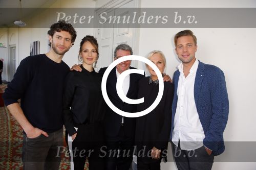Amsterdam 3 november 2015
Perspresentatie en 10 jarig bestaan Max tv op paleis soestdijk.
David Lucieer, Markoesa Hamer, Edwin de Vries, Monique van de Ven en Jelle de Jong