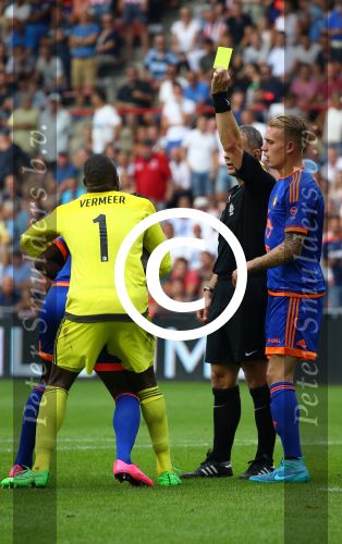 Eindhoven, 30 Augustus 2015
Kompetitie Seizoen 2015/2016
PSV-SC Feyenoord, eindstand 3-1
Eljero Elia krijgt een gele kaart en Kenneth Vermeer houdt hem tegen
