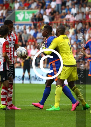 Eindhoven, 30 Augustus 2015
Kompetitie Seizoen 2015/2016
PSV-SC Feyenoord, eindstand 3-1
Eljero Elia krijgt een gele kaart en Kenneth Vermeer houdt hem tegen