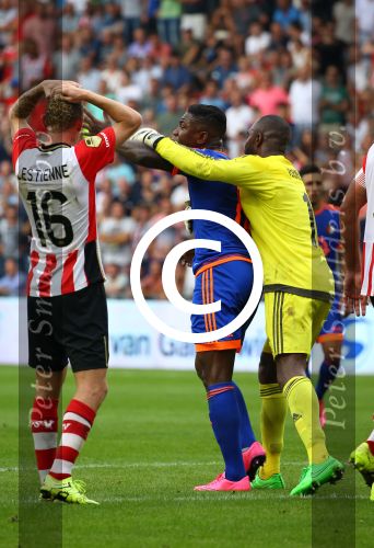 Eindhoven, 30 Augustus 2015
Kompetitie Seizoen 2015/2016
PSV-SC Feyenoord, eindstand 3-1
Eljero Elia krijgt een gele kaart en Kenneth Vermeer houdt hem tegen