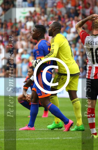 Eindhoven, 30 Augustus 2015
Kompetitie Seizoen 2015/2016
PSV-SC Feyenoord, eindstand 3-1
Eljero Elia krijgt een gele kaart en Kenneth Vermeer houdt hem tegen