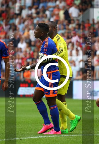 Eindhoven, 30 Augustus 2015
Kompetitie Seizoen 2015/2016
PSV-SC Feyenoord, eindstand 3-1
Eljero Elia krijgt een gele kaart en Kenneth Vermeer houdt hem tegen