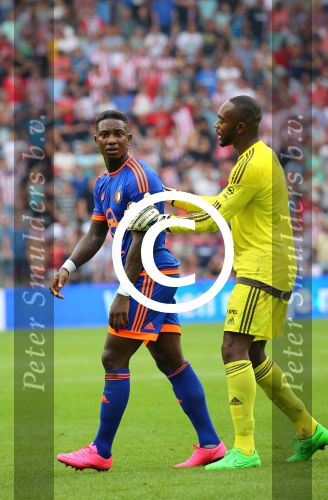 Eindhoven, 30 Augustus 2015
Kompetitie Seizoen 2015/2016
PSV-SC Feyenoord, eindstand 3-1
Eljero Elia krijgt een gele kaart en Kenneth Vermeer houdt hem tegen
