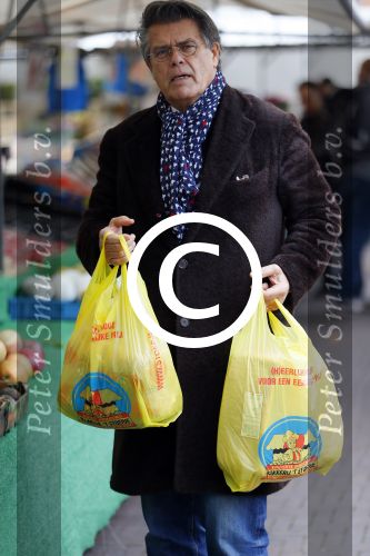 Arnhem 24 oktober 2015
Emile Ratelband doet boodschappen op de markt.