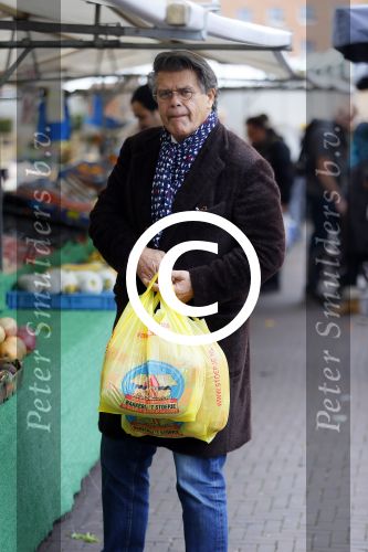Arnhem 24 oktober 2015
Emile Ratelband doet boodschappen op de markt.