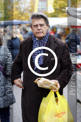 Arnhem 24 oktober 2015
Emile Ratelband doet boodschappen op de markt.