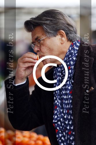 Arnhem 24 oktober 2015
Emile Ratelband doet boodschappen op de markt.