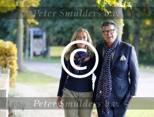 Montferland 25 oktober 2015
Emile Ratelband met zijn nieuwe vriendin Linda Snel bij zijn huis.