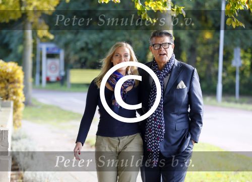 Montferland 25 oktober 2015
Emile Ratelband met zijn nieuwe vriendin Linda Snel bij zijn huis.