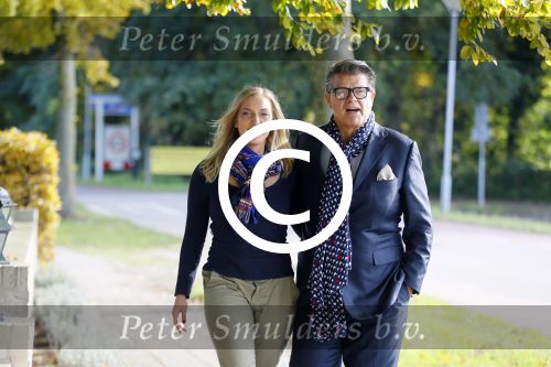 Montferland 25 oktober 2015
Emile Ratelband met zijn nieuwe vriendin Linda Snel bij zijn huis.