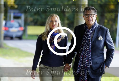 Montferland 25 oktober 2015
Emile Ratelband met zijn nieuwe vriendin Linda Snel bij zijn huis.