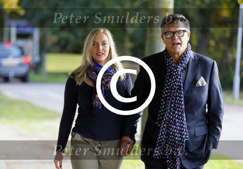 Montferland 25 oktober 2015
Emile Ratelband met zijn nieuwe vriendin Linda Snel bij zijn huis.
