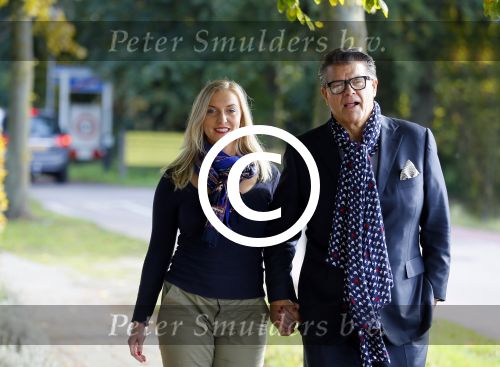 Montferland 25 oktober 2015
Emile Ratelband met zijn nieuwe vriendin Linda Snel bij zijn huis.