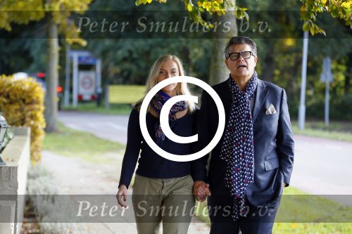 Montferland 25 oktober 2015
Emile Ratelband met zijn nieuwe vriendin Linda Snel bij zijn huis.
