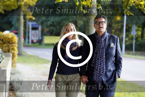 Montferland 25 oktober 2015
Emile Ratelband met zijn nieuwe vriendin Linda Snel bij zijn huis.
