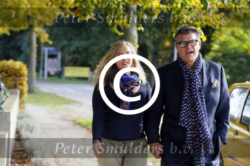 Montferland 25 oktober 2015
Emile Ratelband met zijn nieuwe vriendin Linda Snel bij zijn huis.