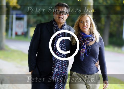 Montferland 25 oktober 2015
Emile Ratelband met zijn nieuwe vriendin Linda Snel bij zijn huis.
