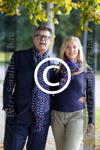 Montferland 25 oktober 2015
Emile Ratelband met zijn nieuwe vriendin Linda Snel bij zijn huis.