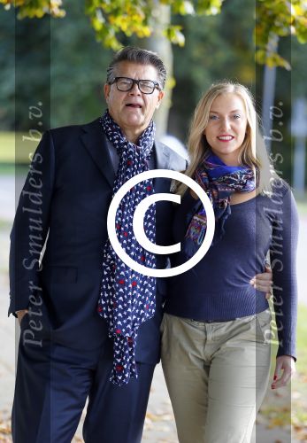 Montferland 25 oktober 2015
Emile Ratelband met zijn nieuwe vriendin Linda Snel bij zijn huis.