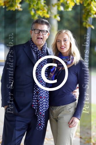 Montferland 25 oktober 2015
Emile Ratelband met zijn nieuwe vriendin Linda Snel bij zijn huis.