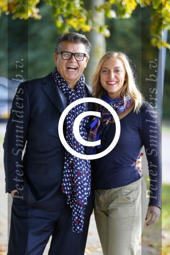 Montferland 25 oktober 2015
Emile Ratelband met zijn nieuwe vriendin Linda Snel bij zijn huis.