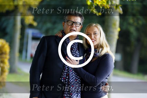 Montferland 25 oktober 2015
Emile Ratelband met zijn nieuwe vriendin Linda Snel bij zijn huis.
