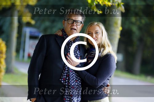 Montferland 25 oktober 2015
Emile Ratelband met zijn nieuwe vriendin Linda Snel bij zijn huis.