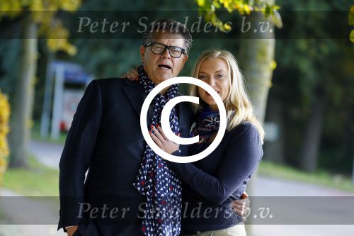 Montferland 25 oktober 2015
Emile Ratelband met zijn nieuwe vriendin Linda Snel bij zijn huis.