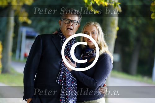 Montferland 25 oktober 2015
Emile Ratelband met zijn nieuwe vriendin Linda Snel bij zijn huis.