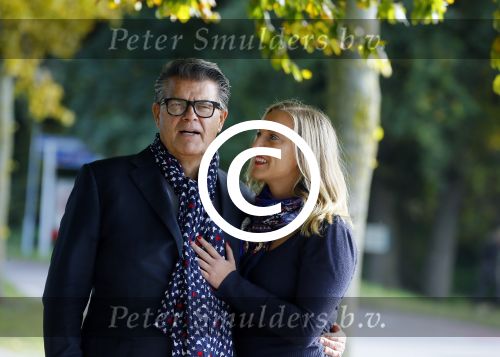 Montferland 25 oktober 2015
Emile Ratelband met zijn nieuwe vriendin Linda Snel bij zijn huis.