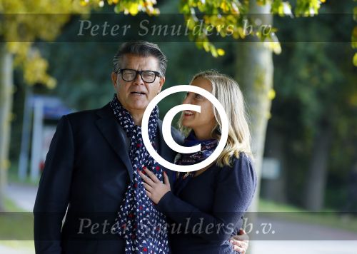 Montferland 25 oktober 2015
Emile Ratelband met zijn nieuwe vriendin Linda Snel bij zijn huis.