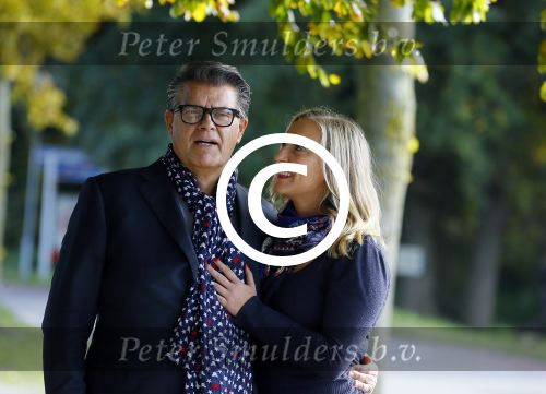 Montferland 25 oktober 2015
Emile Ratelband met zijn nieuwe vriendin Linda Snel bij zijn huis.