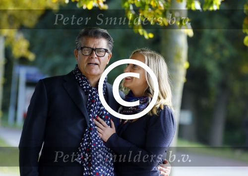 Montferland 25 oktober 2015
Emile Ratelband met zijn nieuwe vriendin Linda Snel bij zijn huis.