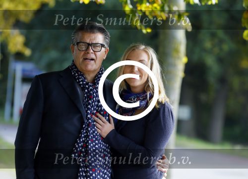 Montferland 25 oktober 2015
Emile Ratelband met zijn nieuwe vriendin Linda Snel bij zijn huis.