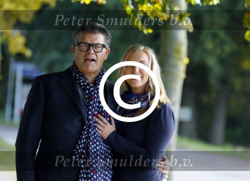 Montferland 25 oktober 2015
Emile Ratelband met zijn nieuwe vriendin Linda Snel bij zijn huis.