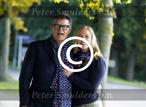 Montferland 25 oktober 2015
Emile Ratelband met zijn nieuwe vriendin Linda Snel bij zijn huis.