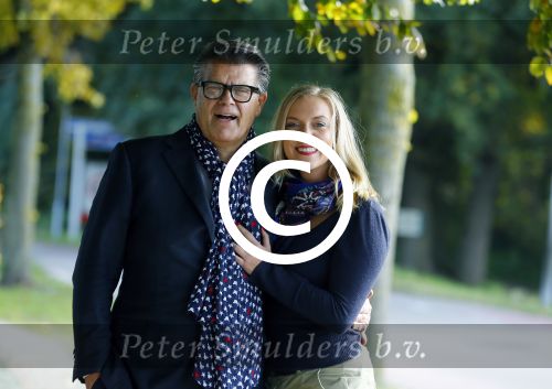 Montferland 25 oktober 2015
Emile Ratelband met zijn nieuwe vriendin Linda Snel bij zijn huis.