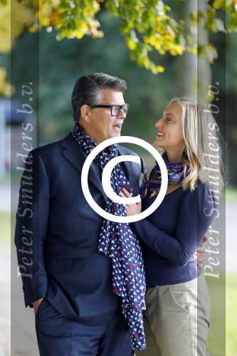 Montferland 25 oktober 2015
Emile Ratelband met zijn nieuwe vriendin Linda Snel bij zijn huis.