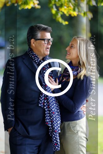 Montferland 25 oktober 2015
Emile Ratelband met zijn nieuwe vriendin Linda Snel bij zijn huis.