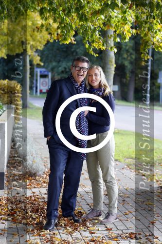 Montferland 25 oktober 2015
Emile Ratelband met zijn nieuwe vriendin Linda Snel bij zijn huis.