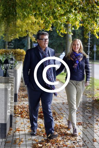 Montferland 25 oktober 2015
Emile Ratelband met zijn nieuwe vriendin Linda Snel bij zijn huis.