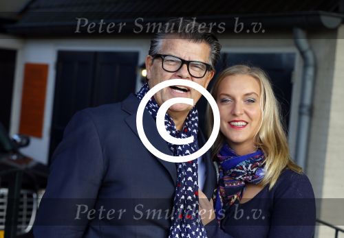 Montferland 25 oktober 2015
Emile Ratelband met zijn nieuwe vriendin Linda Snel bij zijn huis.