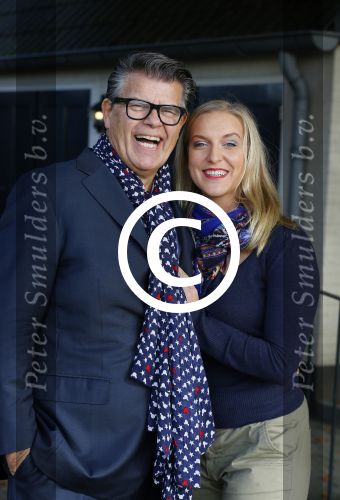 Montferland 25 oktober 2015
Emile Ratelband met zijn nieuwe vriendin Linda Snel bij zijn huis.