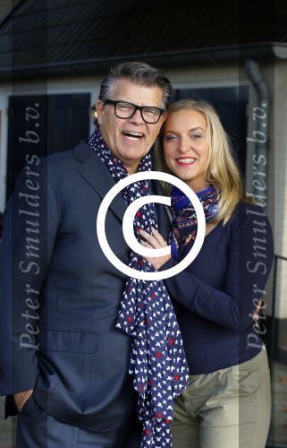 Montferland 25 oktober 2015
Emile Ratelband met zijn nieuwe vriendin Linda Snel bij zijn huis.