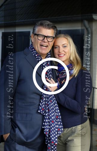 Montferland 25 oktober 2015
Emile Ratelband met zijn nieuwe vriendin Linda Snel bij zijn huis.