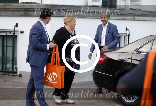 Amsterdam 3 november 2015
Perspresentatie en 10 jarig bestaan Max tv op paleis soestdijk.
Erica Terpstra met zoon