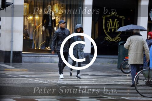 Amsterdam 16 november 2015
Frank Rijkaard met zijn vrouw Stephanie op straat in de regen.
